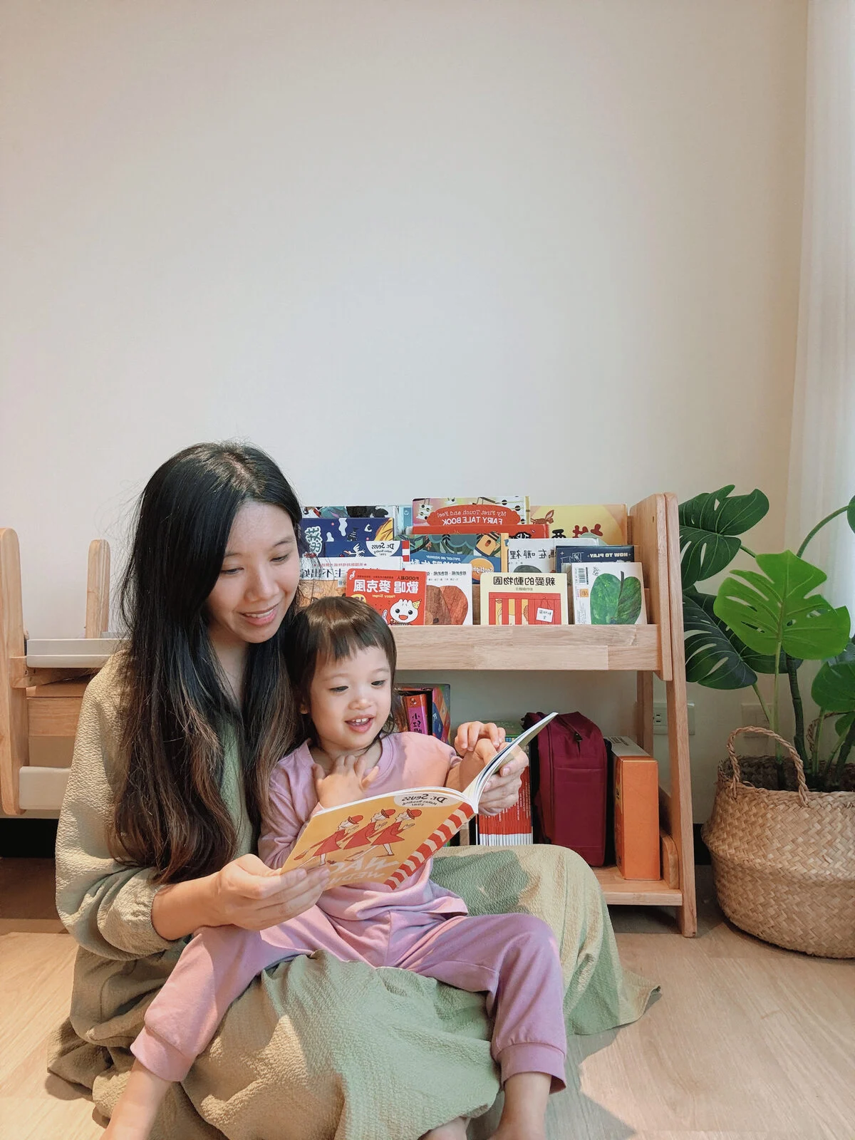 媽媽陪孩子在樂童 ETO 幼兒實木家具閱讀角一起看書