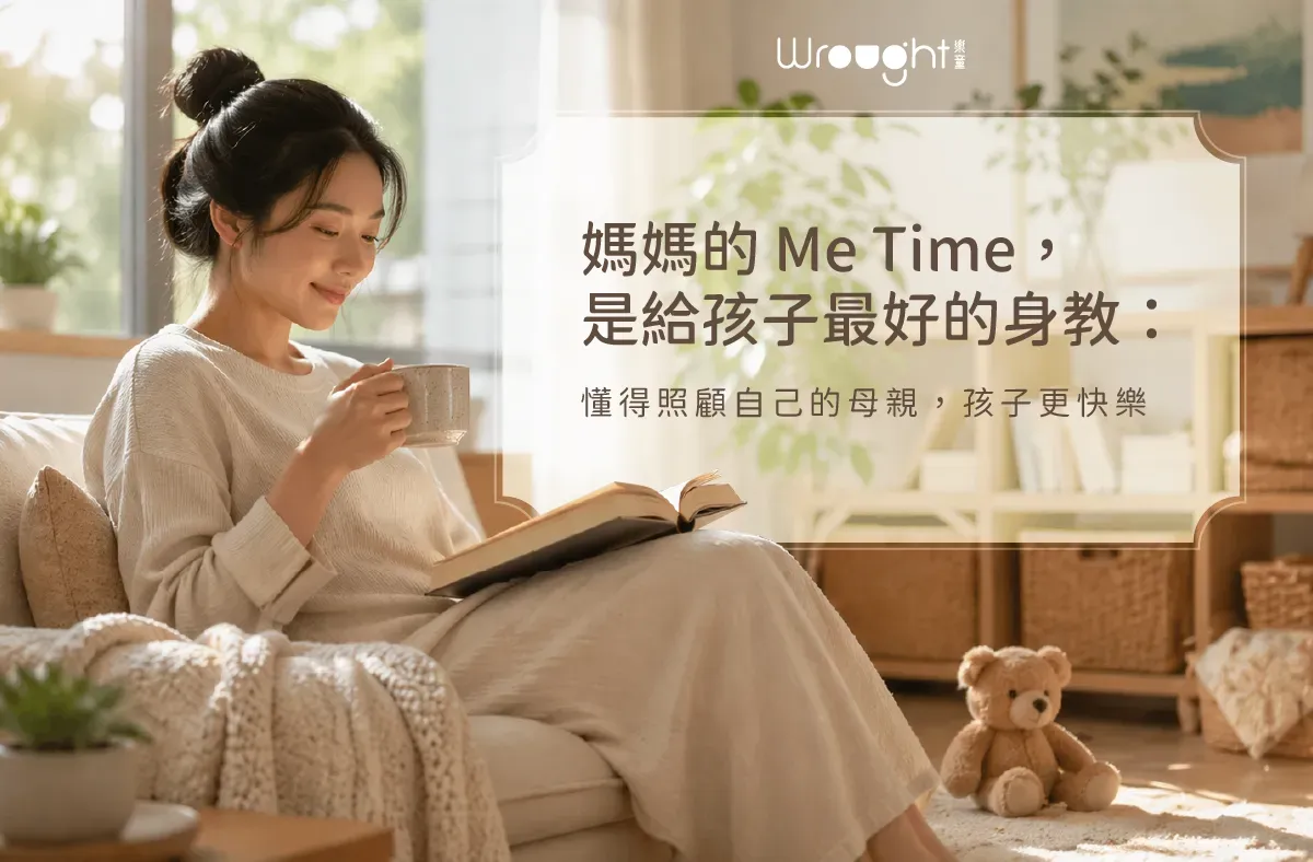 媽媽享受 Me Time，坐在書桌前品嚐早晨咖啡，享受屬於自己的充電時光