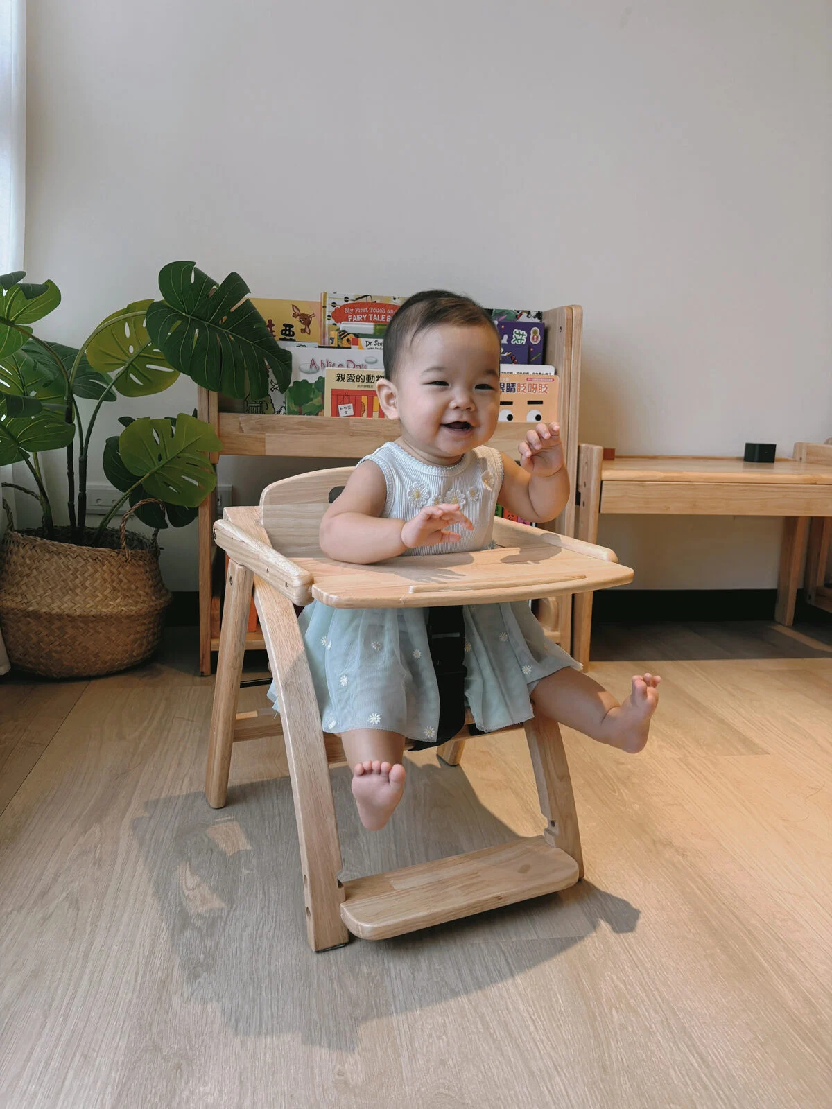 寶寶坐在樂童 ETO 幼兒實木高腳餐椅上用餐