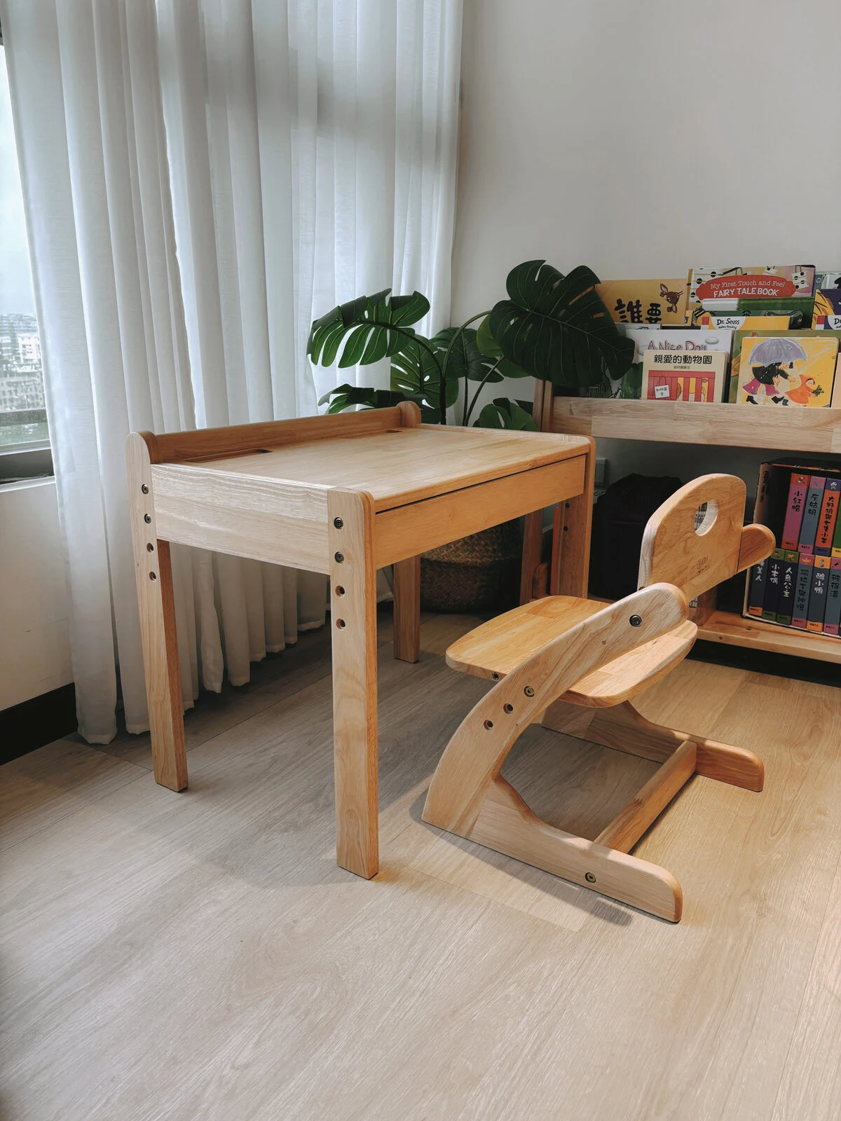 樂童 ETO 幼兒實木家具打造的兒童書桌與書架學習角
